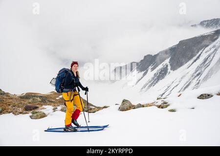 Sciatori in inverno, nebbia in montagna, Oberbergtal, Valle di Neustift im Stubai, Tirolo, Austria, Europa Foto Stock