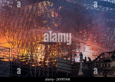 Impalcatura della cattedrale di Notre-Dame Burning - PARIGI, FRANCIA - 15 APRILE 2019 Foto Stock