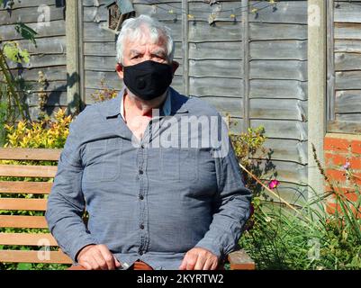 Uomo anziano o anziano che indossa una maschera per prevenire la diffusione o virus come il covid. Protezione contro l'infezione. Foto Stock