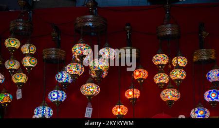 Stile ottomano colorato mosaico lampade in Istanbul Turchia Foto Stock