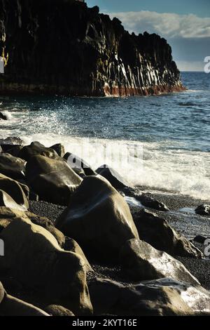 La stagione balneare sulle spiagge vulcaniche nere è anche febbraio, ESP, Spagna, Isole Canarie, Europa Foto Stock
