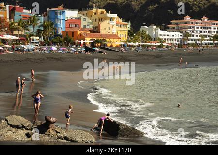 La stagione balneare sulle spiagge vulcaniche nere è anche febbraio, ESP, Spagna, Isole Canarie, Europa Foto Stock