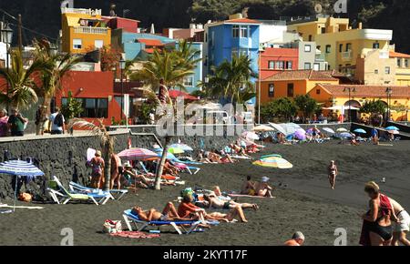 La stagione balneare sulle spiagge vulcaniche nere è anche febbraio, ESP, Spagna, Isole Canarie, Europa Foto Stock