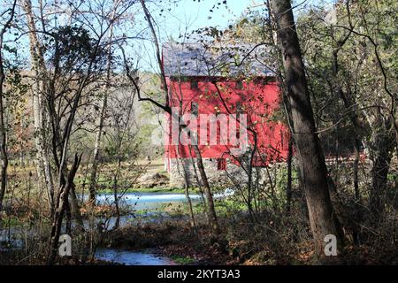 EMINENCE, MISSOURI, USA - NOVEMBRE 9 2016 Ozark National Scenic Riverways, Alley Spring - Alley Mill visto attraverso gli alberi invernali Foto Stock