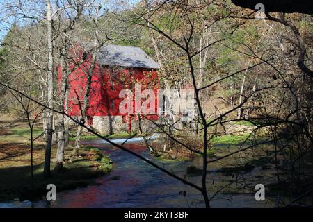 EMINENCE, MISSOURI, USA - NOVEMBRE 9 2016 Ozark National Scenic Riverways, Alley Spring - Alley Mill visto attraverso gli alberi invernali Foto Stock