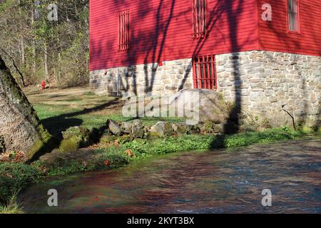 EMINENCE, MISSOURI, USA - NOVEMBRE 9 2016 Ozark National Scenic Riverways, Alley Spring dettaglio del Red Painted Alley Mill Foto Stock