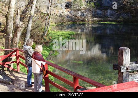 EMINENCE, MISSOURI, USA - NOVEMBRE 9 2016 Ozark National Scenic Riverways, Alley Spring dettaglio del Red Painted Alley Mill Foto Stock