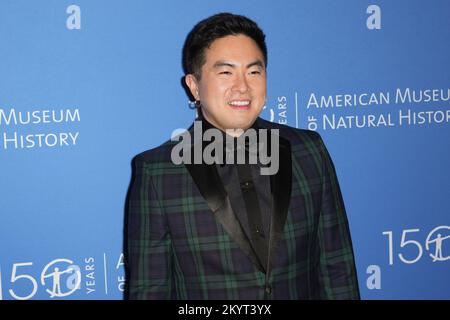 New York City, Stati Uniti. 01st Dec, 2022. Bowen Yang al Museum of Natural History's 2022 Museum Gala il 01 dicembre 2022 a New York City. (Foto di John Nacion/NurPhoto) Credit: NurPhoto/Alamy Live News Foto Stock