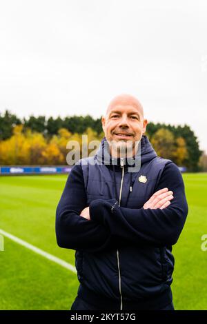 ATTENTION EDITORS - DISTRIBUIRE LE IMMAGINI - CREDITO OBBLIGATORIO 'RSCA STUDIO' distribuire le immagini rilasciate dalla squadra di calcio belga RSC Anderlecht a Bruxelles, giovedì 01 dicembre 2022, mostra il nuovo allenatore principale Brian Riemer in posa per il fotografo giovedì 01 dicembre 2022. BELGA FOTO HANDOUT RSC ANDERLECHT - RSCA STUDIO Foto Stock