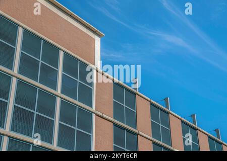 Esterno di edifici residenziali o uffici contro il cielo blu ad Austin, Texas. L'edificio presenta un design architettonico moderno sulla facciata con un tocco di rosso Foto Stock