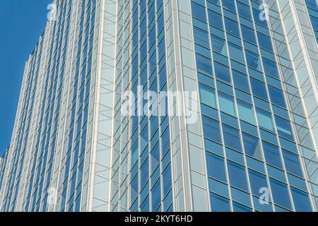 Esterno di un ufficio o di un appartamento nel centro di Austin Texas contro il cielo limpido. Il torreggiante edificio residenziale o commerciale ha un motivo e mod Foto Stock
