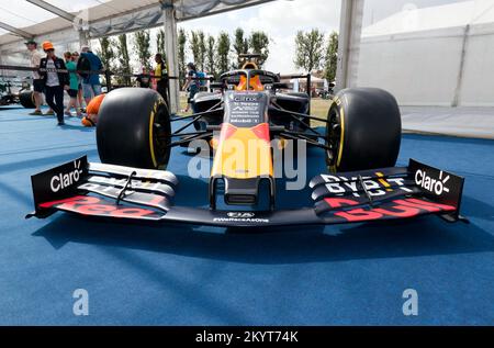 Vista frontale della Redbull Racing 2021 Formula uno guidata da Sergio Pérez e Max Verstappen, in mostra alla 2022 Silverstone Classic Foto Stock