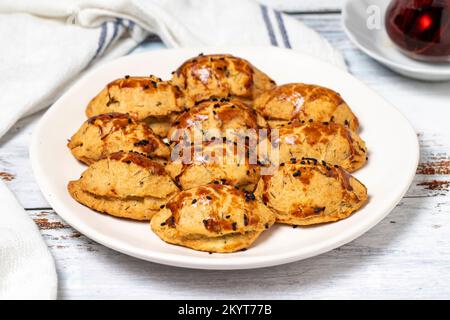 Biscotti al formaggio. Biscotti al sesamo e formaggio su pavimenti in legno. primo piano Foto Stock