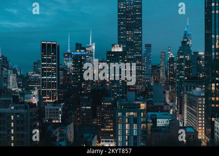 Vista panoramica aerea di Manhattan di notte Foto Stock