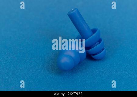 Tappi auricolari in silicone per orecchie umane su sfondo blu Foto Stock