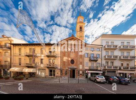 Borgo San Dalmazzo, Cuneo, Italia - 01 dicembre 2022: chiesa di Santa Croce con il campanile tra i palazzi di piazza Mart Foto Stock