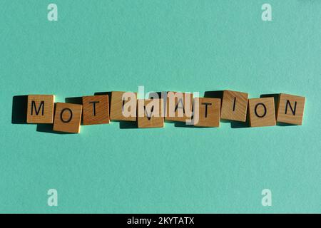 Motivazione, parola in lettere alfabetiche di legno isolate sullo sfondo Foto Stock