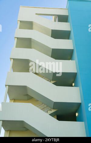 Rampa di scale di un edificio a Destin Florida visto dall'esterno. Un moderno appartamento o alloggio con scala su ogni piano visibile da Foto Stock