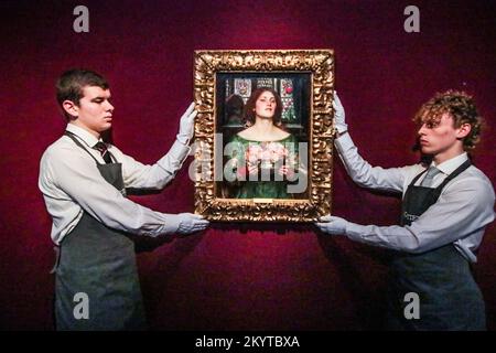 Londra Regno Unito 02 dicembre 2022 John William Waterhouse, R.A., R.I. (BRITISH, 1849-1917) raccogliere Ye Rosebuds mentre Ye May firma e datato 'J. W. Waterhouse. 1908.' (In basso a destra) olio su tela nella cornice originale Est GBP 700.000 – GBP 1.000.000 Vendita 13 Dicembre, Paul Quezada-Neiman/Alamy Live News Foto Stock