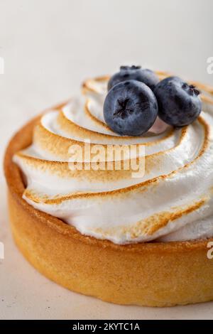 Tartlet di limone riccio decorato con mirtilli freschi Foto Stock