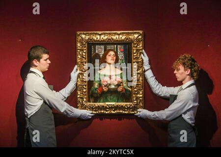 Londra Regno Unito 02 dicembre 2022 John William Waterhouse, R.A., R.I. (BRITISH, 1849-1917) raccogliere Ye Rosebuds mentre Ye May firma e datato 'J. W. Waterhouse. 1908.' (In basso a destra) olio su tela nella cornice originale Est GBP 700.000 – GBP 1.000.000 Vendita 13 Dicembre, Paul Quezada-Neiman/Alamy Live News Foto Stock