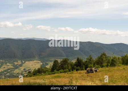 camion con un corpo in montagna Foto Stock