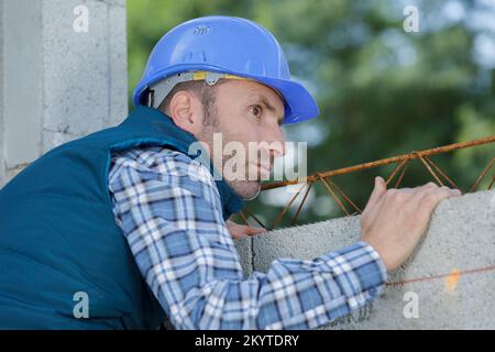 capomaestro che ispeziona i lavori di costruzione di calcestruzzo Foto Stock