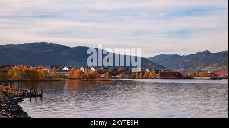 Orkanger, Norvegia. Paesaggio costiero con tradizionali case norvegesi in legno in una giornata di sole Foto Stock