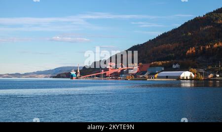 Paesaggio costiero norvegese, impianto di Orkanger con grandi capacità di impianto e stoccaggio Foto Stock