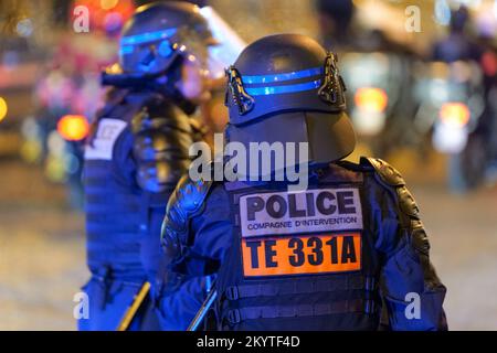 Parigi, Francia, 01/12/2022. I sostenitori marocchini e tunisini celebrano la qualificazione del Marocco alla Coppa del mondo FIFA in Qatar, sugli Champs Elysees, a Parigi. Pierre Galan/Alamy Live News Foto Stock