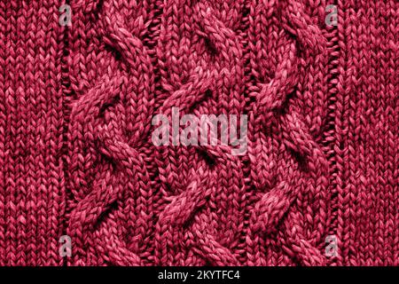 Tessuto a maglia rosso viva magenta. Knitwear fatti a mano. Contesto 2023 Foto Stock