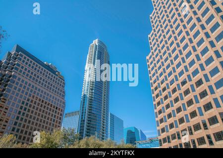 Austin, Texas - vedute di alti e moderni edifici aziendali e residenziali. Ci sono due edifici sul fronte con rivestimenti in piastrelle e vetro Foto Stock