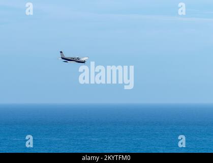Aereo a propulsione che vola in mare aperto Foto Stock