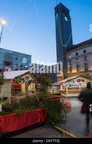 Centro città di notte con tipico mercatino di natale, luci e albero di natale. Città di Varese, piazza Monte Grappa, Italia settentrionale Foto Stock