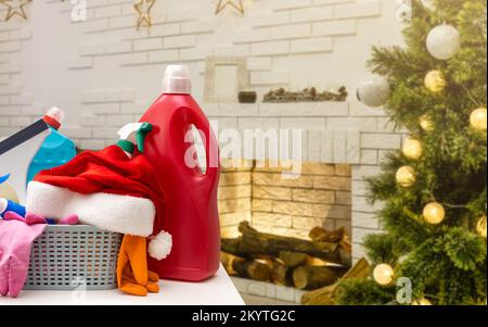 Pulizia prima di Natale. Forniture per la pulizia multicolore. Spugne, stracci e spray con decorazioni festive sullo sfondo moderno casa. Foto Stock