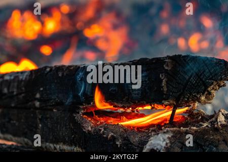Un pezzo di legno brucia dall'interno Foto Stock