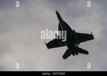 Boeing F/A-18E Super Hornet con la Marina degli Stati Uniti che vola vicino alla Naval Air Facility, base aerea di Atsugi, Kanagawa, Giappone. Foto Stock