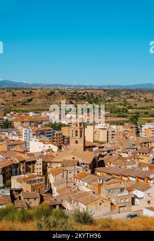 Una vista aerea della città vecchia di Monzon, Spagna, evidenziando il campanile della Cattedrale di Santa Maria del Romeral, in un giorno d'estate Foto Stock