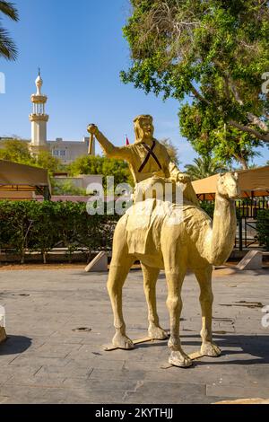 Statua di te Lawrence (Lawrence d'Arabia) e i minareti di Sharif Hussein bin Ali Moschea in Aqaba Giordania Foto Stock