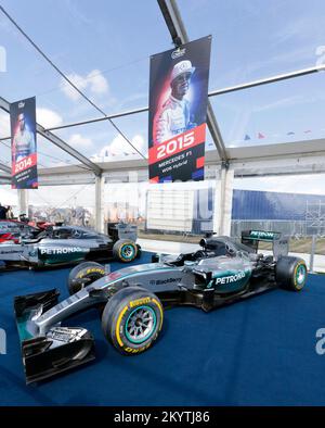 Vista laterale di Sir Lewis Hamiltons, vincitore del campionato di Formula uno 2015, Mercedes F1 W06 Hybrid, in mostra al Silverstone Classic 2022 Foto Stock