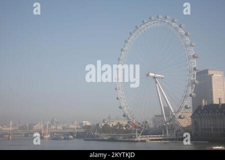 Londra - NOV 20 : vista esterna del London Eye Millennium Wheel, altezza di 135 metri (443 ft) e la più grande ruota panoramica Ferris in Europa, oltre il cielo blu a Foto Stock