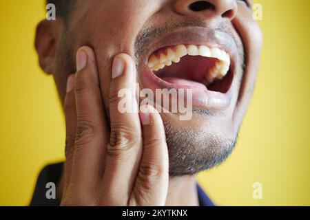 giovane uomo con denti sensibili da vicino Foto Stock