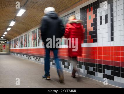 Berlino, Germania. 02nd Dec, 2022. Passerelle-a piedi attraverso il tunnel pedonale alla stazione di Wannsee, recentemente progettato dall'illustratore Christoph Niemann. Il nuovo mosaico di piastrelle a muro dell'artista è composto da circa 13.100 piastrelle e si estende per circa 31 metri nel tunnel pedonale fino all'uscita Reichsbahnstraße della stazione. Credit: Lena Lachnit/dpa/Alamy Live News Foto Stock