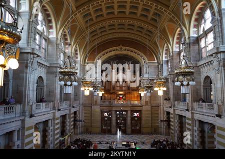 Glasgow, Scozia (Regno Unito): Kelvingrove Art Gallery and Museum, una vista della sala centrale Foto Stock