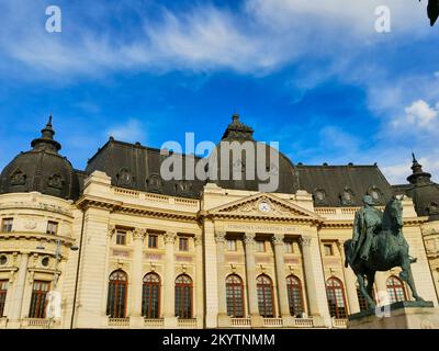 Fondazione Universitaria “Carol i” e statua equestre di Carol i a Bucarest, Romania Foto Stock