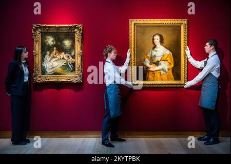 Londra, Regno Unito. 2nd Dec, 2022. La vendita serale dei vecchi maestri è guidata da un ritratto della regina Henrietta Maria di Anthony van Dyck, stima: £2.000.000-4.000.000, visto qui con la festa della lettura dal pittore francese del 18th ° secolo, Jean-Francois de Troy, dalla collezione di Signore e signora Weinstock, stima: £2.000.000- £3.000.000 (L) - l'anteprima della settimana classica al Christie's London si terrà fino al 15 dicembre attraverso quattro aste live e tre vendite online. Credit: Guy Bell/Alamy Live News Foto Stock