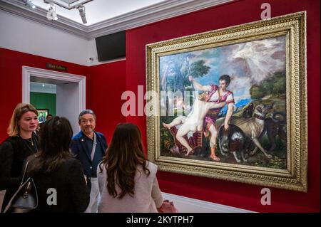 Londra, Regno Unito. 2nd Dec, 2022. Tiziano e officina Venere e Adone, olio su tela, circa 1555-57, est. € 8-12 milioni - Anteprima della vendita serale degli Old Masters a Sotheby's. Credit: Guy Bell/Alamy Live News Foto Stock