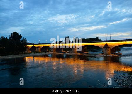 ORLEANS, FRANCIA - 11 AGOSTO 2015: Il ponte George V di sera. Il ponte George V è un ponte stradale e tranviario che attraversa la Loira a Orleans, p. Foto Stock