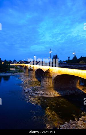 ORLEANS, FRANCIA - 11 AGOSTO 2015: Il ponte George V di sera. Il ponte George V è un ponte stradale e tranviario che attraversa la Loira a Orleans, p. Foto Stock