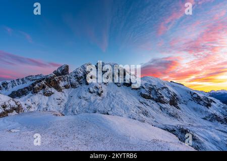 Vista sul Monte Cernera dal Passo Giau al tramonto (Dolomiti, Italia) Foto Stock